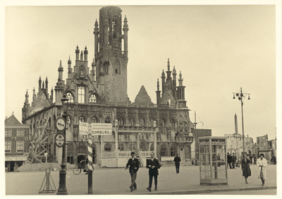 1195-169 Het verwoeste stadhuis te Middelburg na het bombardement van 17 mei 1940