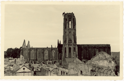 1195-179 De verwoeste Nieuwe kerk, Lange Jan en Koorkerk te Middelburg na het bombardement van 17 mei 1940