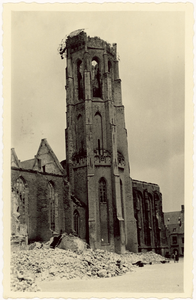 1195-183 De verwoeste Lange Jan te Middelburg na het bombardement van 17 mei 1940