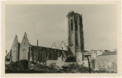 1195-195 De verwoeste Nieuwe kerk en Lange Jan te Middelburg na het bombardement van 17 mei 1940