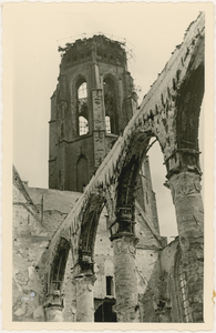 1195-199 De verwoeste Lange Jan te Middelburg na het bombardement van 17 mei 1940, gezien vanuit de Nieuwe kerk