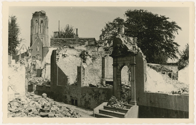 1195-204 Het toegangspoortje van het verwoeste Diaconiehuis aan de Lombardstraat te Middelburg na het bombardement van ...