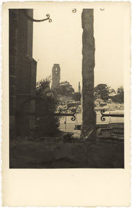 1195-209 Verwoestingen in het centrum van Middelburg na het bombardement van 17 mei 1940. Op de achtergrond de toren ...
