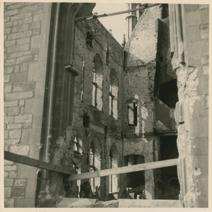 1195-59 De verwoeste voorhal van het stadhuis te Middelburg na het bombardement van 17 mei 1940