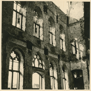1195-64 De binnenzijde van de verwoeste voorgevel van het stadhuis te Middburg na het bombardement van 17 mei 1940