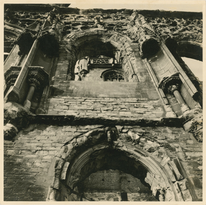 1195-65 Verwoestingen aan de voorgevel van het stadhuis te Middelburg na het bombardement van 17 mei 1940