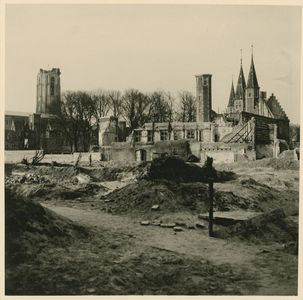 1195-68 Verwoeste Abdijgebouwen en de Lange Jan te Middelburg na het bombardement van 17 mei 1940, gezien vanaf de Sint ...