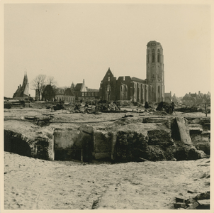 1195-69 Het verwoeste Abdijcomplex, de Nieuwe kerk en de Lange Jan te Middelburg na het bombardement van 17 mei 1940, ...