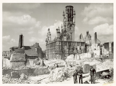 1195-76 Het verwoeste stadhuis te Middelburg na het bombardement van 17 mei 1940