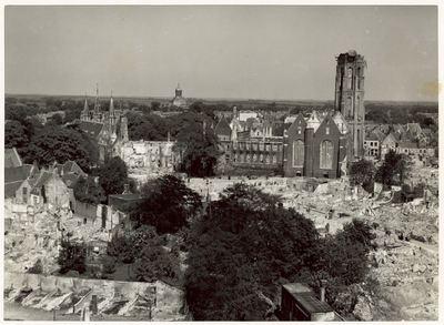 1195-78 De verwoeste Abdij, de Nieuwe kerk en de Lange Jan te Middelburg na het bombardement van 17 mei 1940
