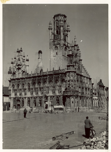 1195-82 Het verwoeste stadhuis te Middelburg na het bombardement van 17 mei 1940