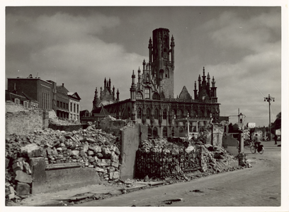 1195-84 Het verwoeste stadhuis te Middelburg na het bombardement van 17 mei 1940
