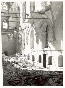 1195-85 Het verwoeste interieur van de vleeshal van het stadhuis te Middelburg na het bombardement van 17 mei 1940