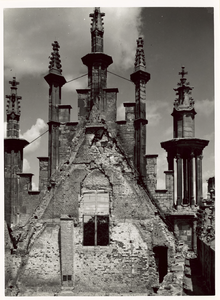 1195-87 Verwoestingen aan een topgevel van het stadhuis te Middelburg na het bombardement van 17 mei 1940