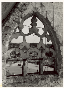 1195-88 Verwoestingen aan een topgevelraam van de vleeshal van het stadhuis te Middelburg na het bombardement van 17 mei 1940