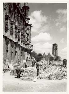 1195-89 Het verwoeste stadhuis, de Nieuwe kerk en de Lange Jan te Middelburg na het bombardement van 17 mei 1940