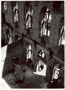 1195-91 De verwoeste binnengevel van de stadhuishal te Middelburg na het bombardement van 17 mei 1940