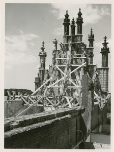 1195-92 De gestutte topgevel van de vleeshal van het stadhuis te Middelburg na het bombardement van 17 mei 1940