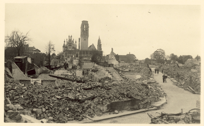 1195-97 Verwoeste panden en het stadhuis te Middelburg na het bombardement van 17 mei 1940