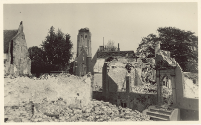 1195-99 Verwoeste panden in het centrum van Middelburg na het bombardement van 17 mei 1940. Op de achtergrond de Lange Jan