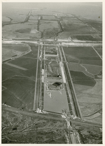 1317-4 Werken voor de Schelde-Rijnverbinding en de bouw van de Kreekraksluizen. 1965-1971. 14 luchtfoto's ; max. 18 x ...