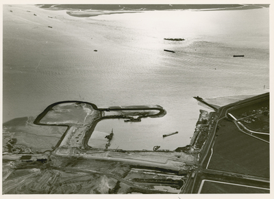 1317-5 Werken voor de Schelde-Rijnverbinding en de bouw van de Kreekraksluizen. 1965-1971. 14 luchtfoto's ; max. 18 x ...