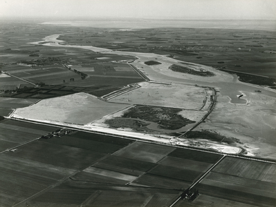 1317-6 Werken voor de Schelde-Rijnverbinding en de bouw van de Kreekraksluizen. 1965-1971. 14 luchtfoto's ; max. 18 x ...