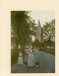 1388.3 Vrouw en meisjes in Walcherse dracht met achter gezicht op Oostkapelle en Veere. Middelburg : F.B. den Boer , ...