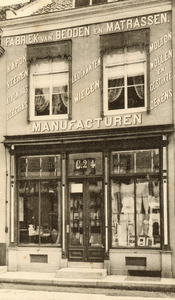 1468 De manufacturenwinkel van W.L. Baart in de Nieuwstraat G 214 te Middelburg