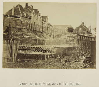 339-1 Marine Sluis te Vlissingen 12 October 1876. De bouwput van de Marinesluis te Vlissingen, met boven de gevels van huizen