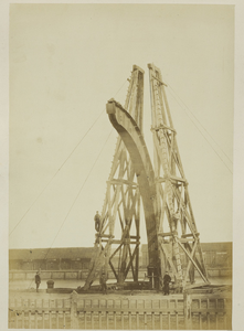 339-4 Loskraan van 50000 kilogram draagvermogen te Vlissingen Maart 1878. Plaatsing van de Fairbairn-loskraan aan de ...