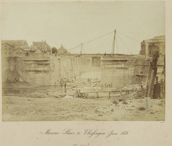 339-6 Marine Sluis te Vlissingen Junij 1878. De bouwput van de Marinesluis te Vlissingen, met op de achtergrond rechts ...