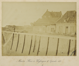 339-8 Marine Sluis te Vlissingen 27 September 1878. De bouwput van de Marinesluis te Vlissingen, met boven de gevels ...