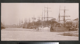 344-1 Zeilschepen in de havens van Vlissingen bij zware ijsgang