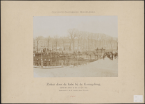 345 Gemeente-Gasfabriek Middelburg. Zinker door de kade bij de Koningsbrug tijdens het zinken op den 28 April 1891 .... ...