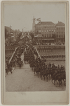347-11 Bezoek van H.H.M.M. de Koninginnen aan Middelburg. Augustus 1894. De rijtoer draait van de Kanaalweg de ...