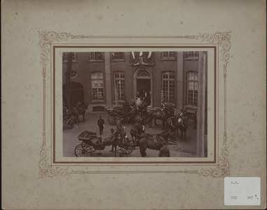 347-4 Prins Hendrik stapt in een rijtuig voor de arrondissementsrechtbank aan het Hofplein te Middelburg