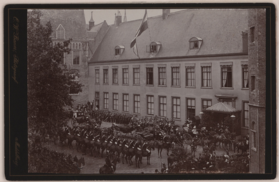 347-5 Aankomst bij de koninklijke gastverblijven met rijtuigen aan het Abdijplein te Middelburg, onthaal met een erewacht
