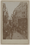 347-8 Bezoek van H.H.M.M. de Koninginnen aan Middelburg. Augustus 1894. Het rijtuig met koningin en prinses rijdt door ...
