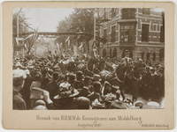 347-9 Bezoek van H.H.M.M. de Koninginnen aan Middelburg. Augustus 1894. Het rijtuig van koningin en prinses door de ...
