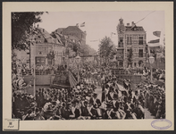 348-2 Het rijtuig met koningin Emma en prinses Wilhelmina rijdt over de Koningsbrug te Middelburg tussen de ...