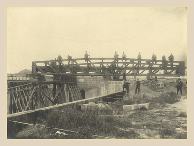 373-32 Draaibrug met vaste brug, van de zuidzijde, beoosten Sas van Gent, met bouwvakkers en opzichters