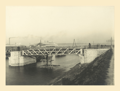 373-65 Beproeving van de draaibrug met vaste brug, beoosten Sas van Gent, gezien van de zuidzijde