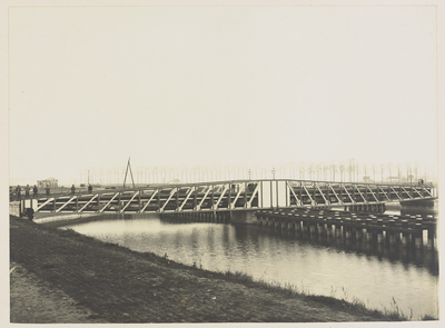 373-67 Nieuwe schutsluis beoosten Sas van Gent, brug in de weg van Sas van Gent naar Axel, gezien vanuit het zuidoosten