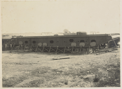 373-97 Bovenregel van een sluisdeur van de schutsluis beoosten Sas van Gent, lengte 15 m, gewicht 7300 kg