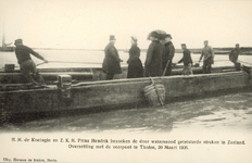 377-1 H.M. de Koningin en Z.K.H. Prins Hendrik bezoeken de door watersnood geteisterde streken in Zeeland. Overzetting ...