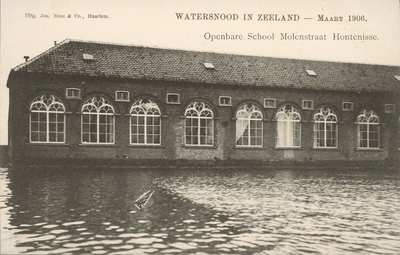 377-100 Watersnood in Zeeland - Maart 1906.. De overstroomde openbare school aan de Molenstraat te Kloosterzande