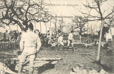 377-103 Watersnood in Zeeland - Maart 1906.. Genietroepen aan het werk bij een dijkbreuk te Hontenisse