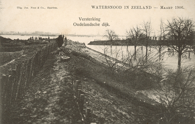 377-106 Watersnood in Zeeland - Maart 1906.. Versterking van de Oudelandse dijk te Hontenisse