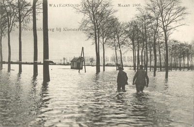 377-108 Watersnood in Zeeland. Twee personen in het water op de overstroomde provinciale weg te Kloosterzande